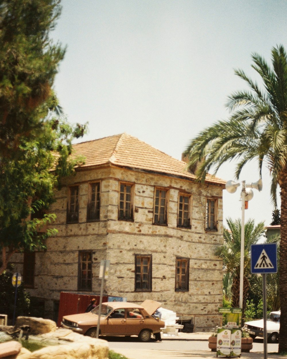 a car parked in front of a large building