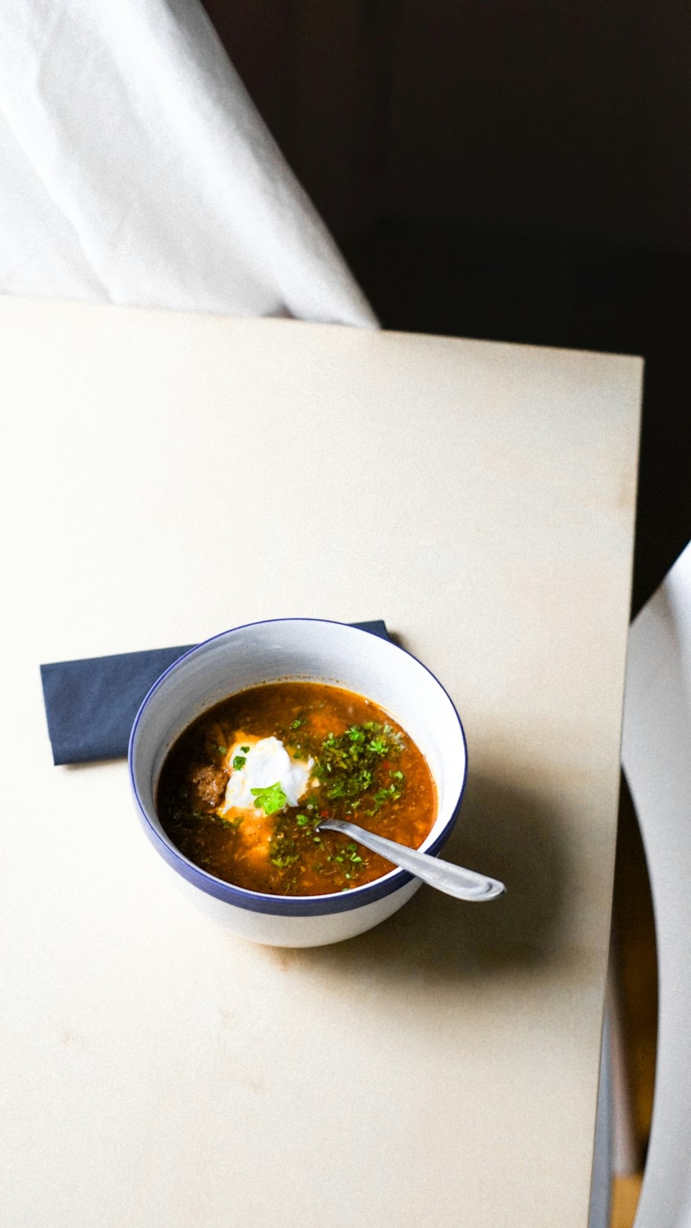 Un plato de sopa está sobre una mesa