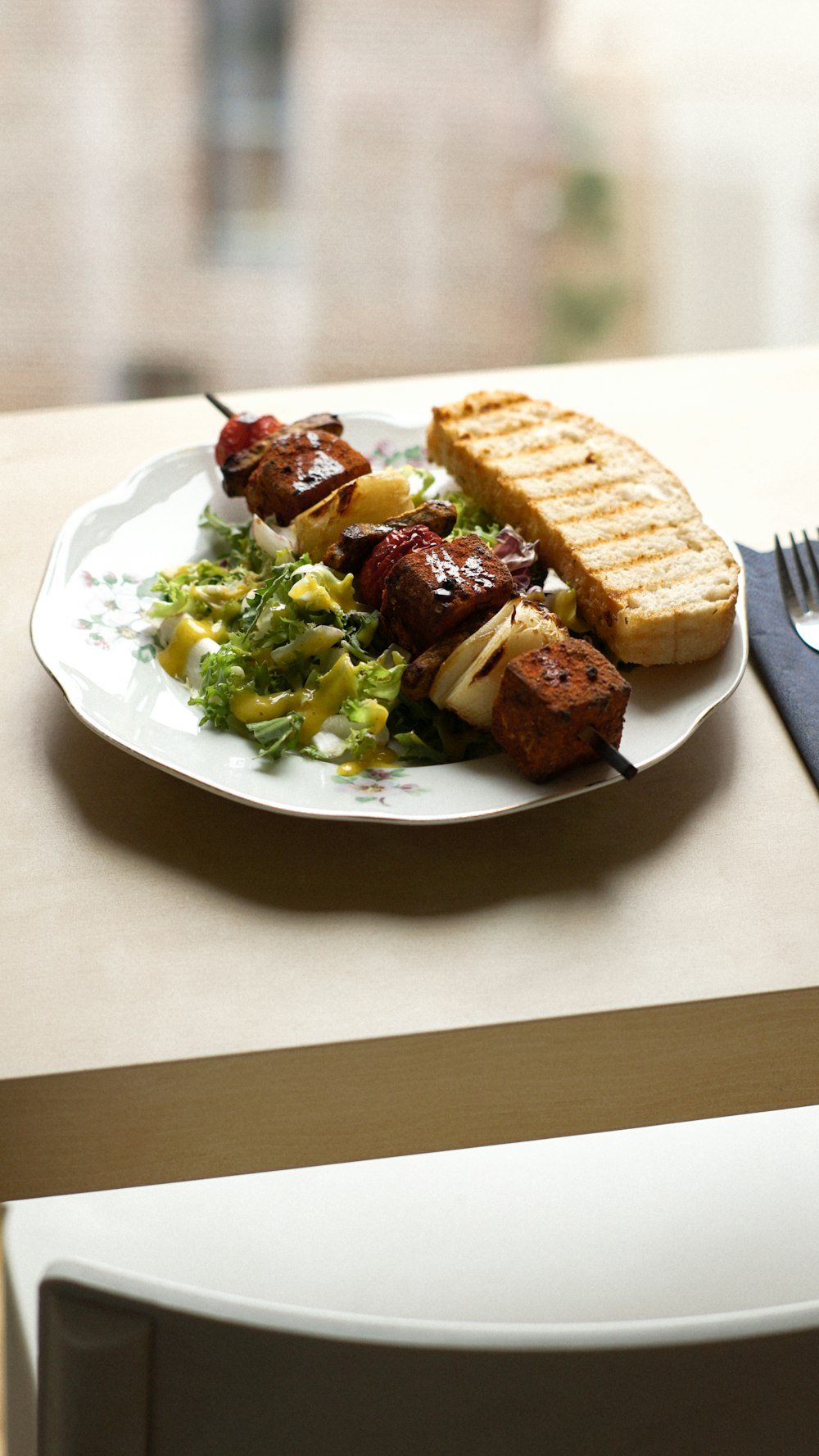 고기와 채소를 얹은 흰 접시