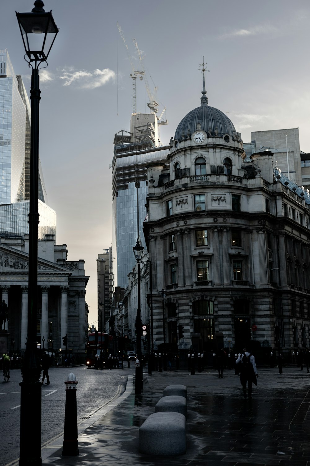 a black and white photo of a city street