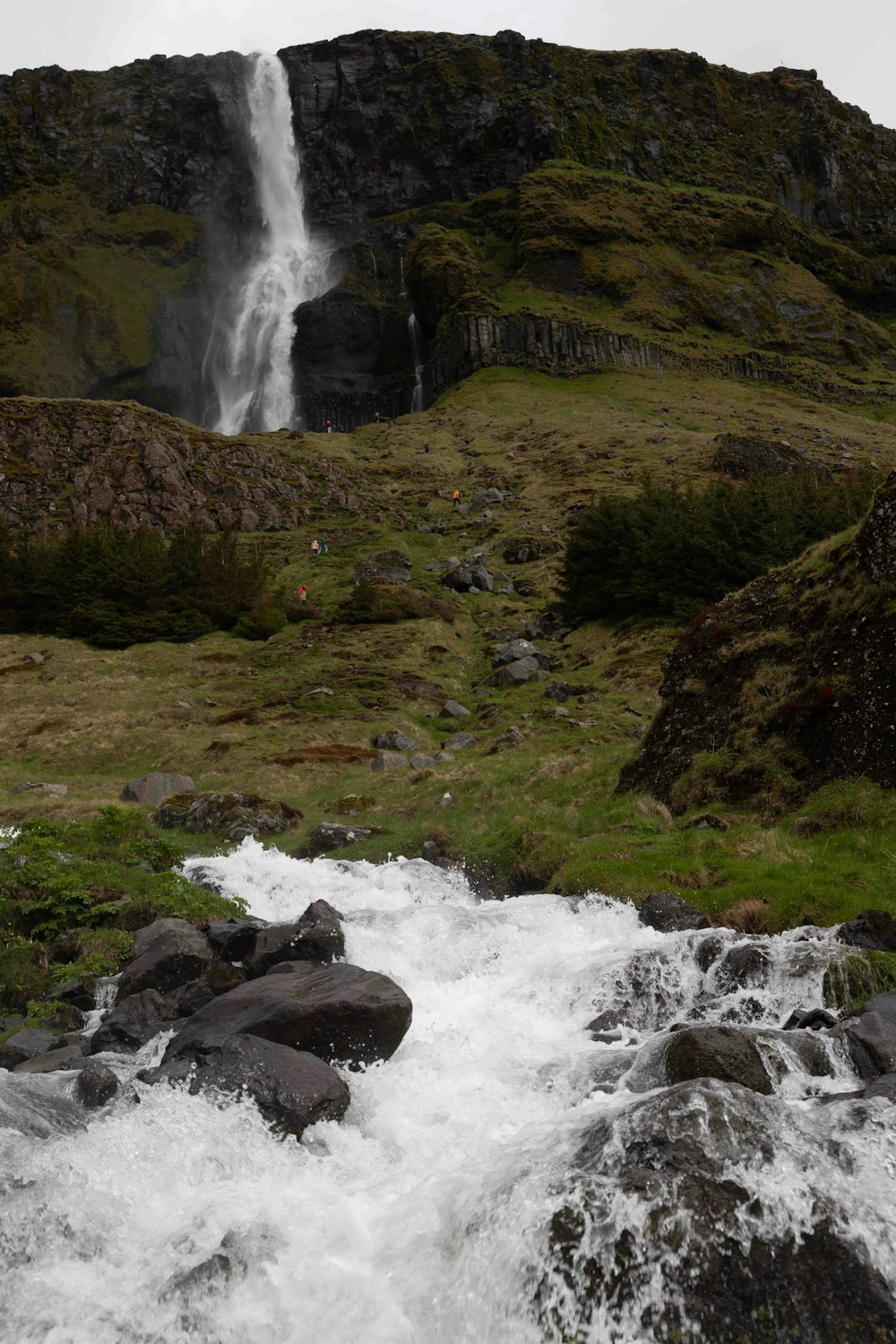 una cascata sta uscendo dal terreno