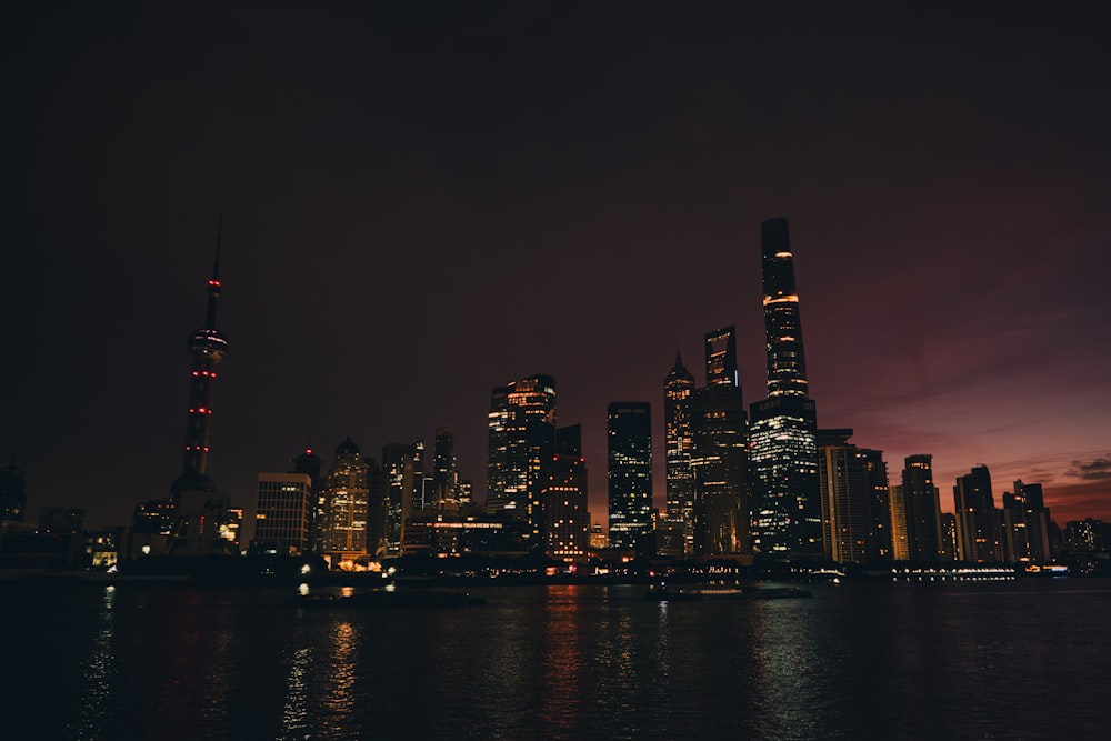 Eine nächtliche Stadtsilhouette mit Lichtern, die sich auf dem Wasser spiegeln