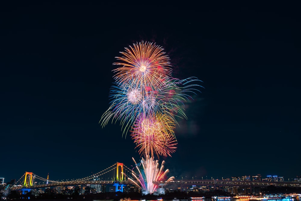 un feu d’artifice au-dessus d’une ville la nuit