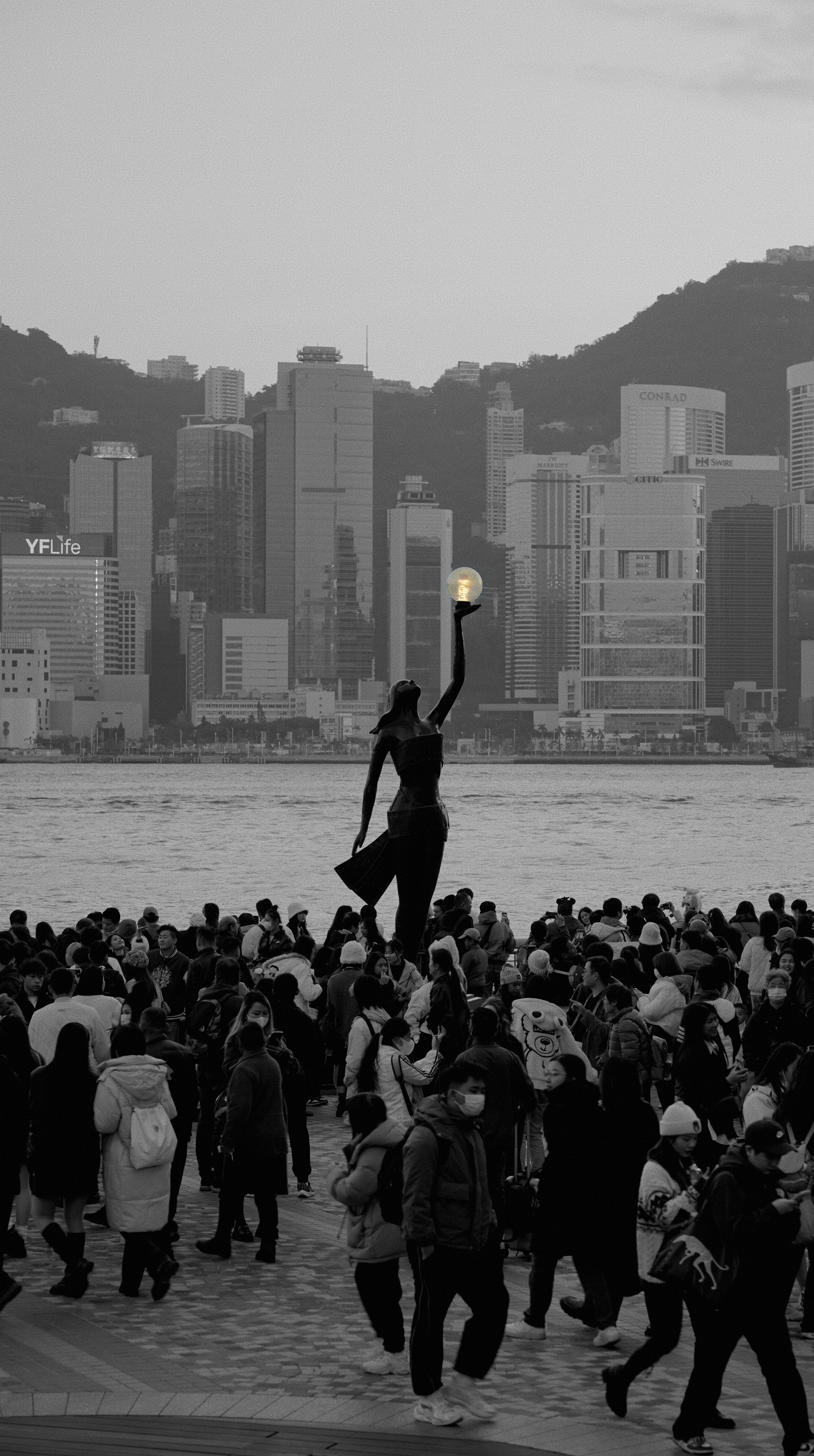 A crowd of people standing on top of a beach photo – Free Grey Image on ...