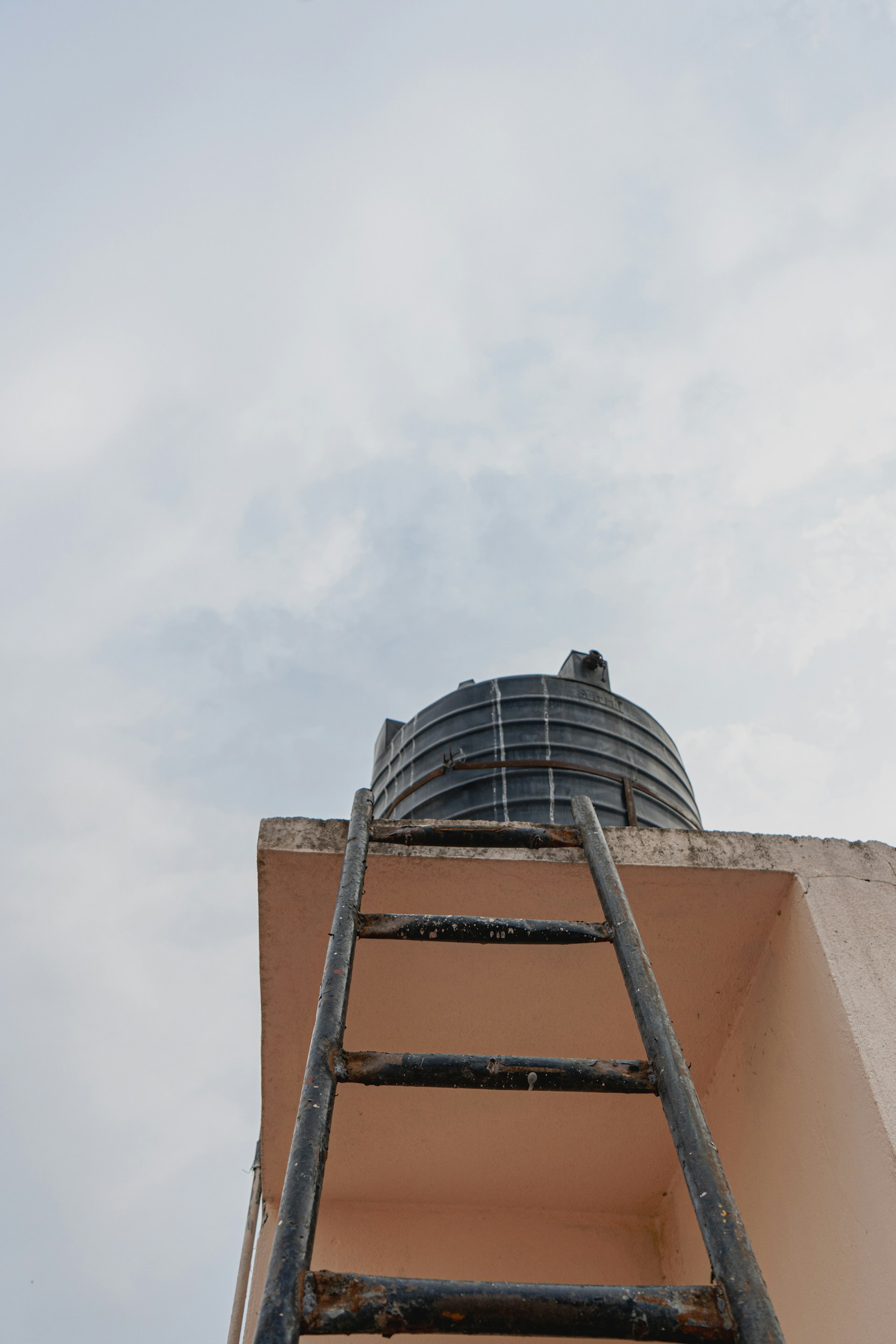 gray computer monitor