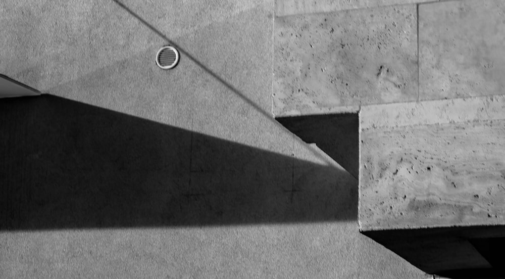 a black and white photo of a concrete building