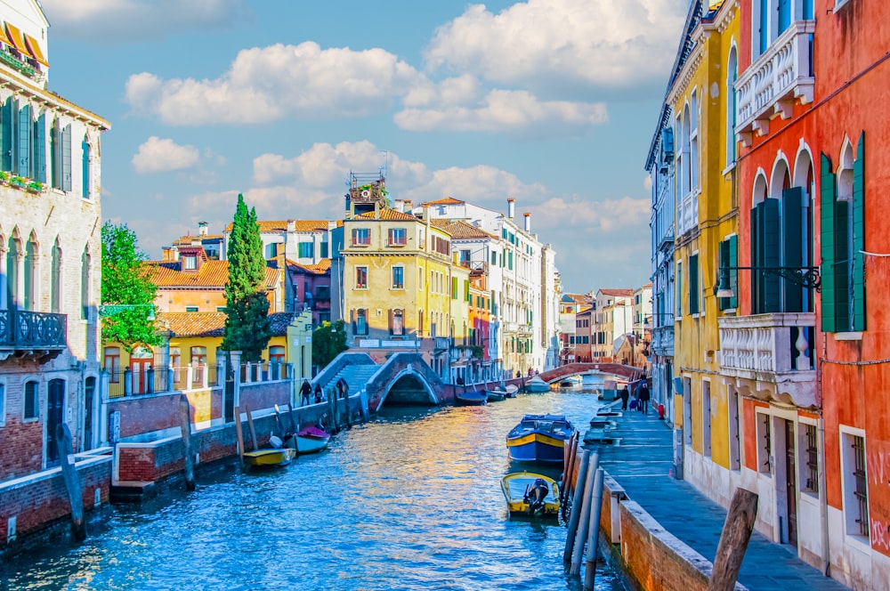 Un río que atraviesa una ciudad junto a edificios altos