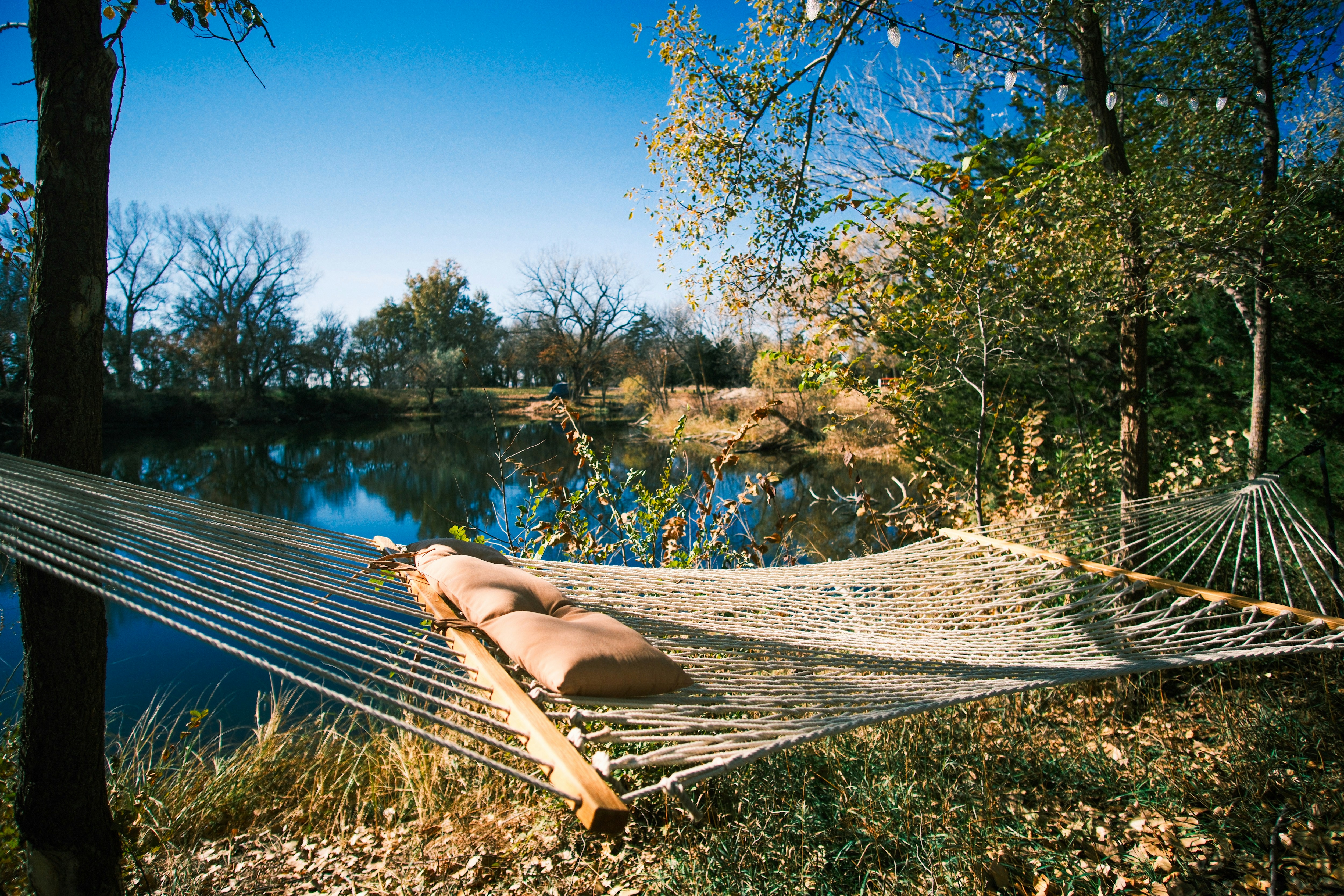 Leere Hängematte am sonnigen  See