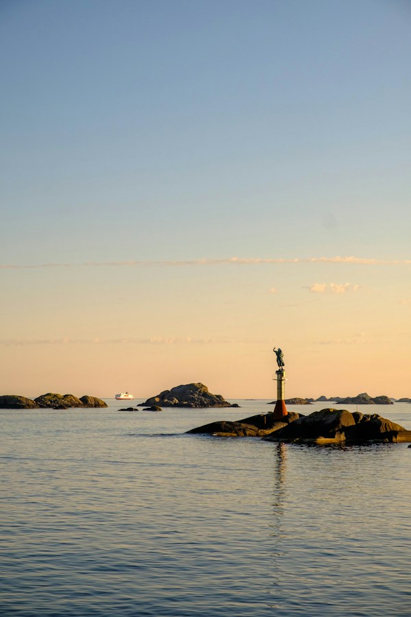 Die Hafeneinfahrt von Svolvaer.