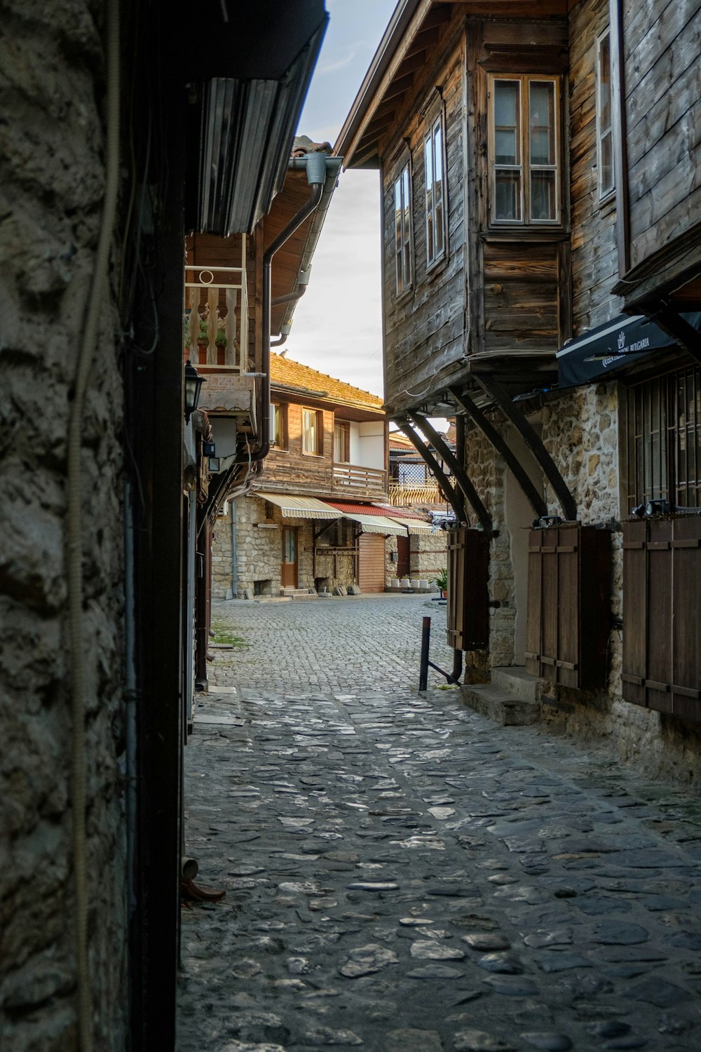 eine Kopfsteinpflasterstraße in einem kleinen Dorf