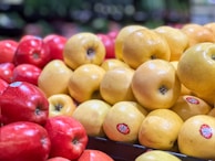 a pile of apples sitting on top of each other