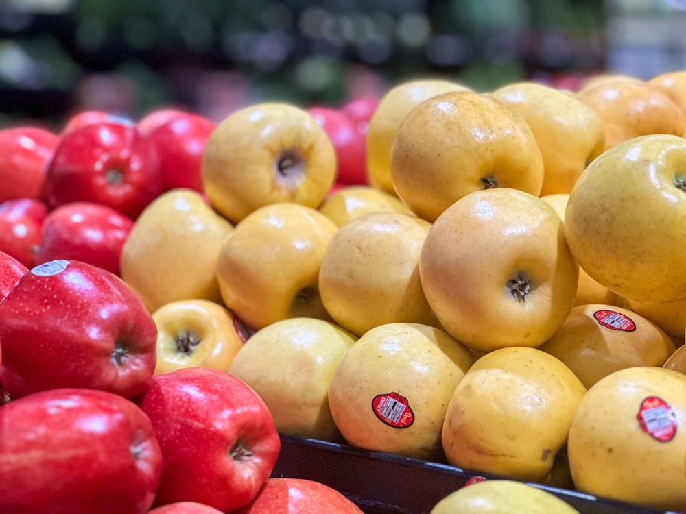 a pile of apples sitting on top of each other