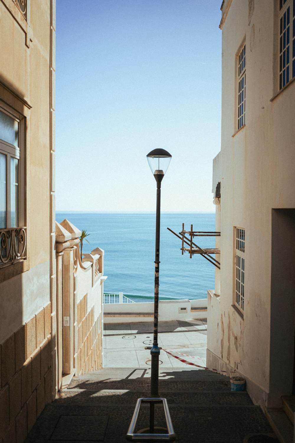 a street light sitting on the side of a building