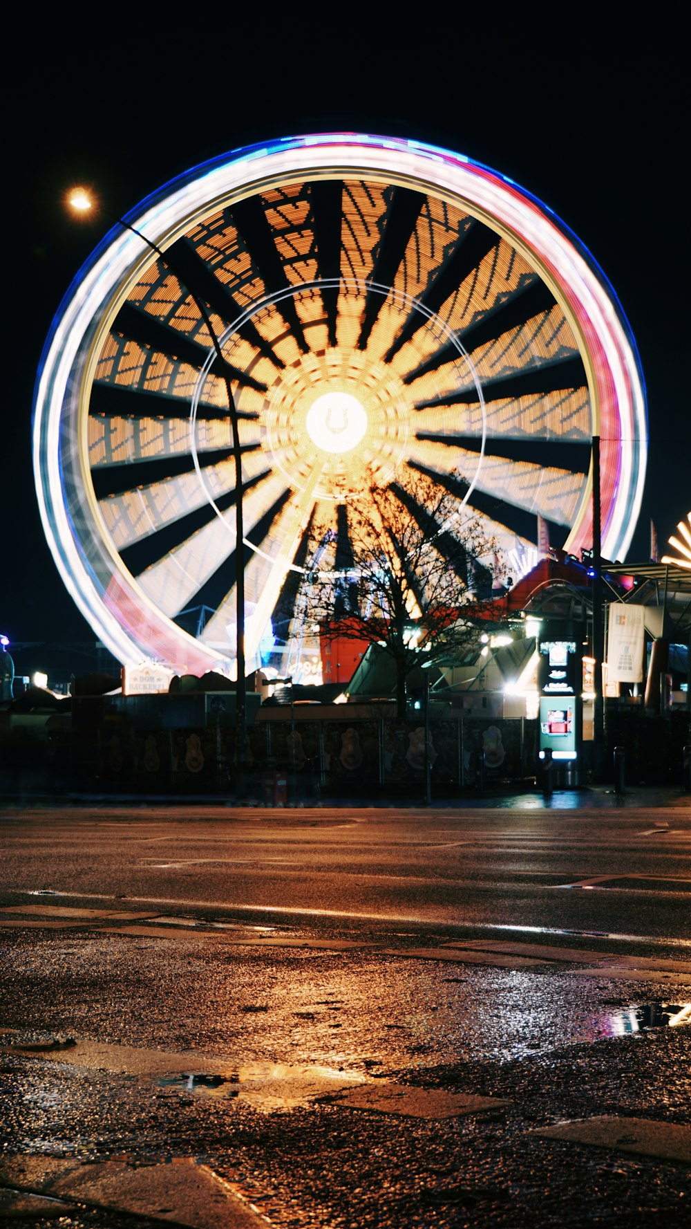 une grande roue assise au-dessus d’une rue