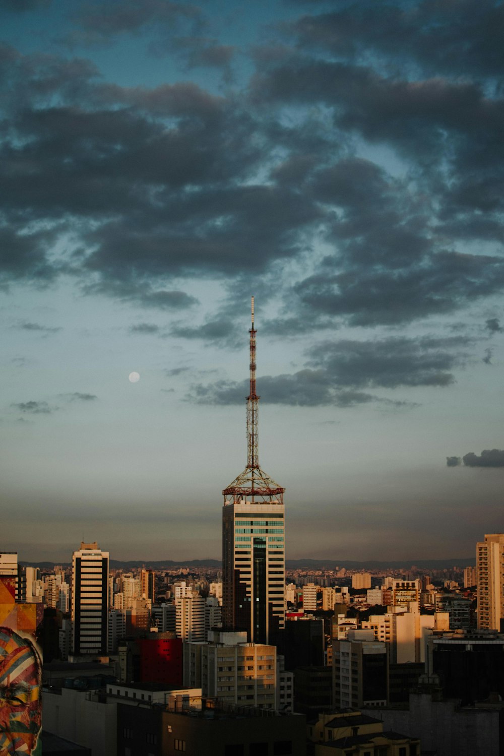 Una veduta di una città con una ruota panoramica in primo piano