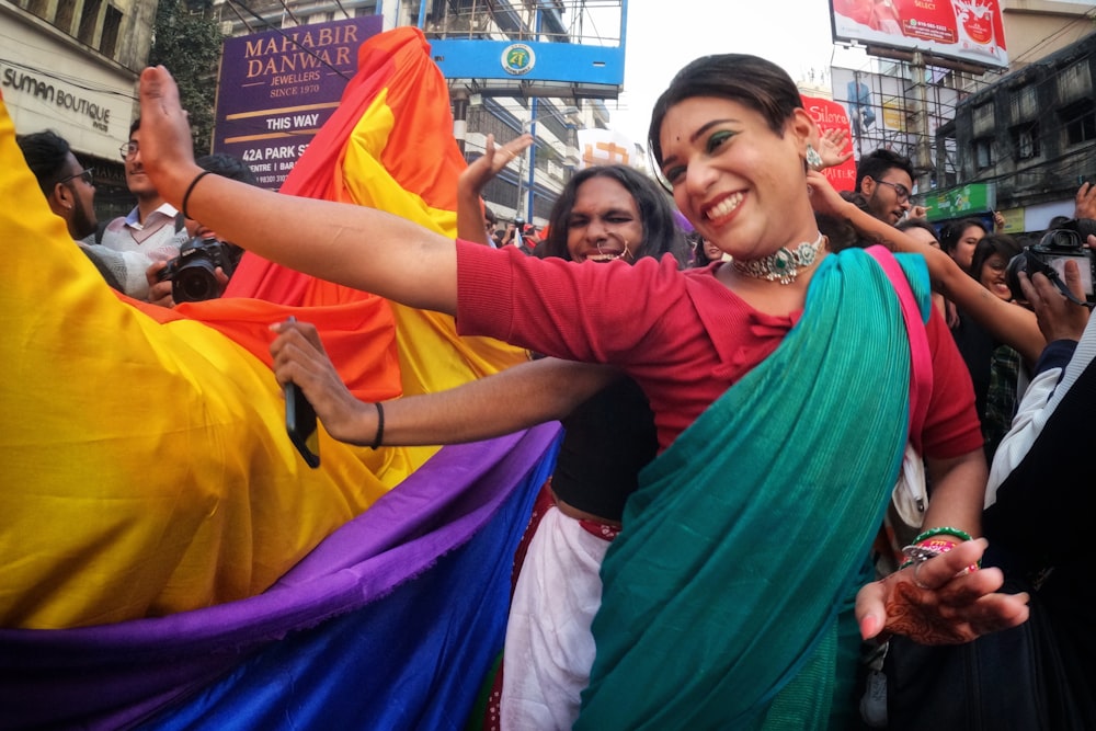 Uma mulher em um sari colorido posa para uma foto