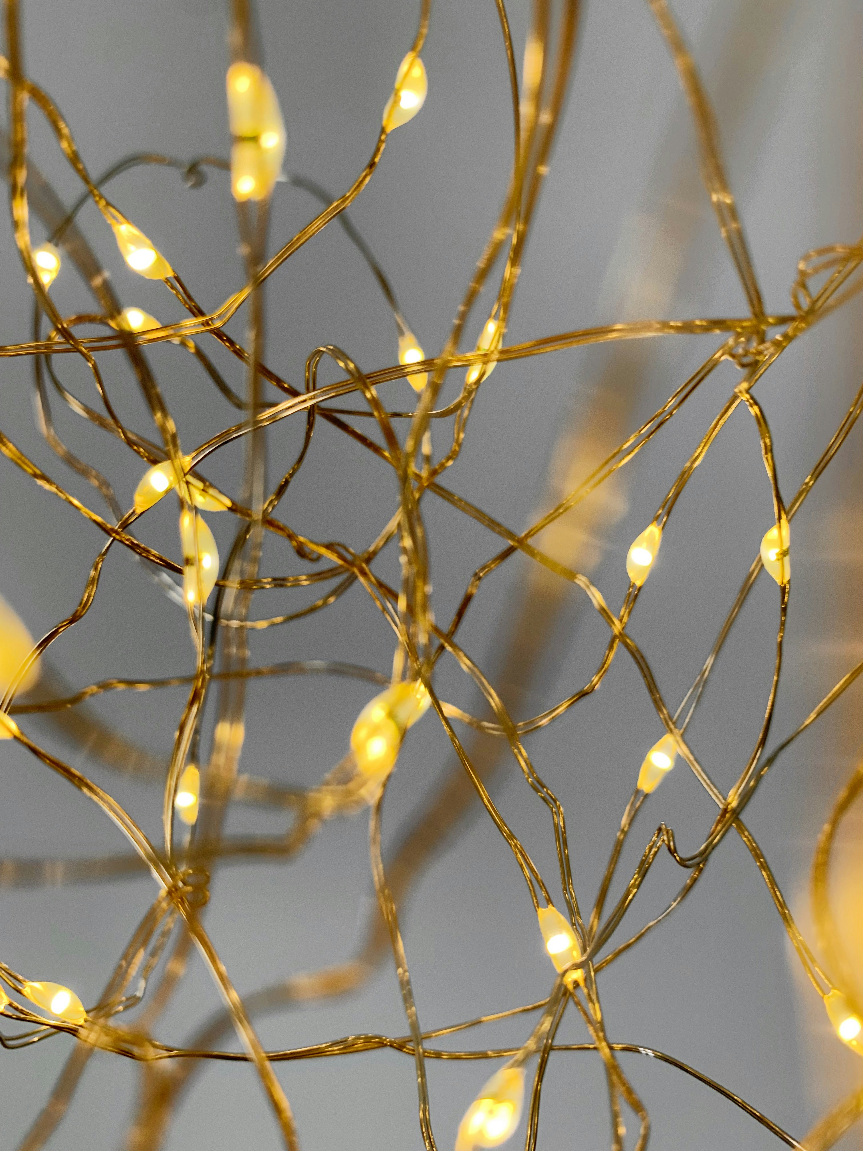 un mucchio di luci gialle appese a un soffitto