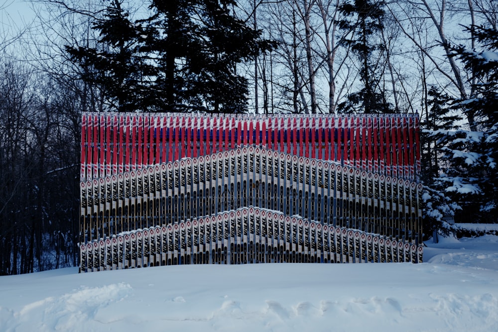 Un edificio hecho de listones de madera en la nieve