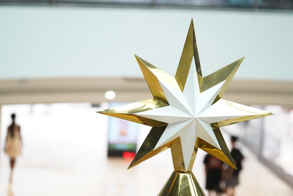 Una decorazione a stella bianca e dorata in un centro commerciale