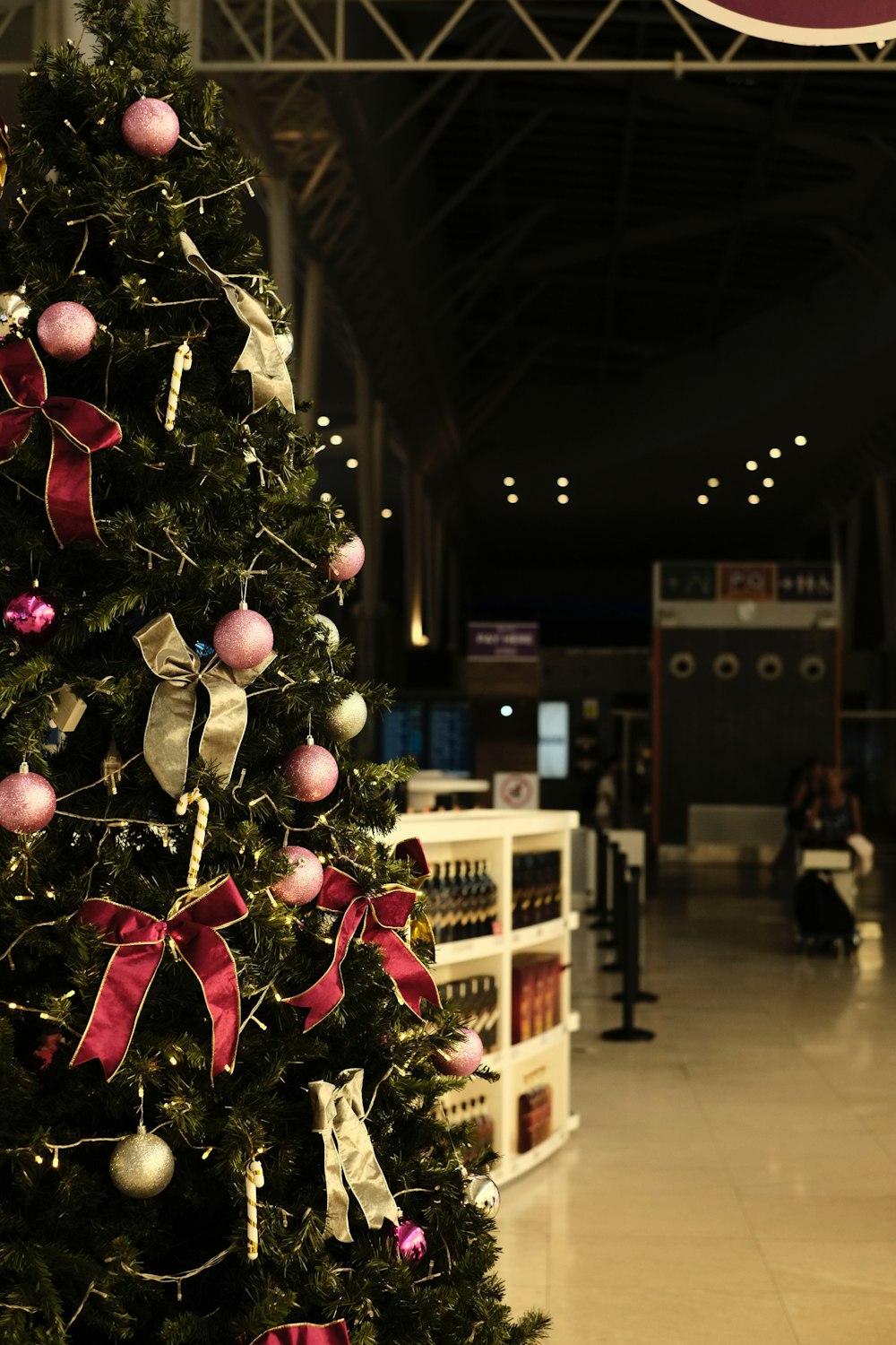 Un albero di Natale decorato in un grande edificio