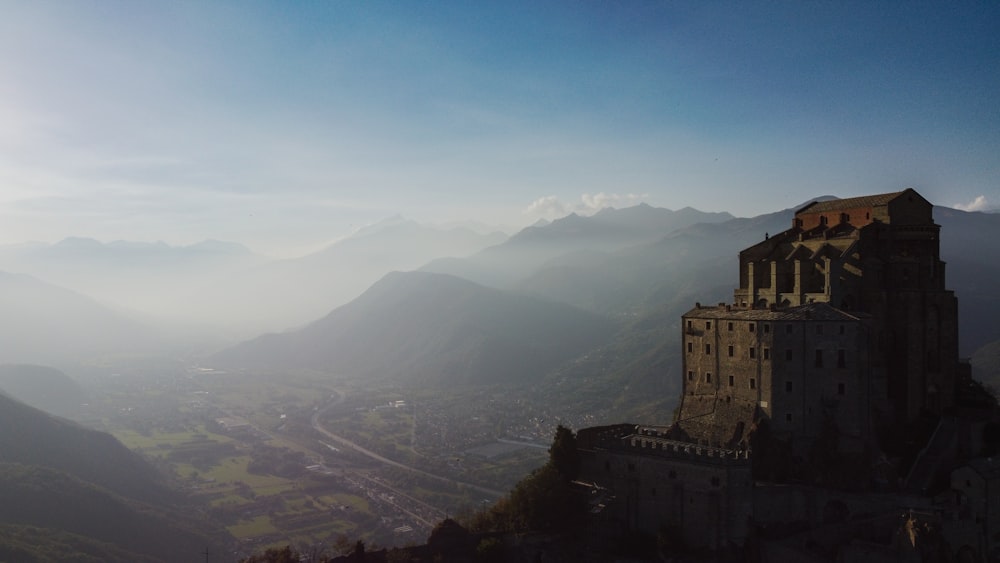 eine Burg inmitten einer Bergkette