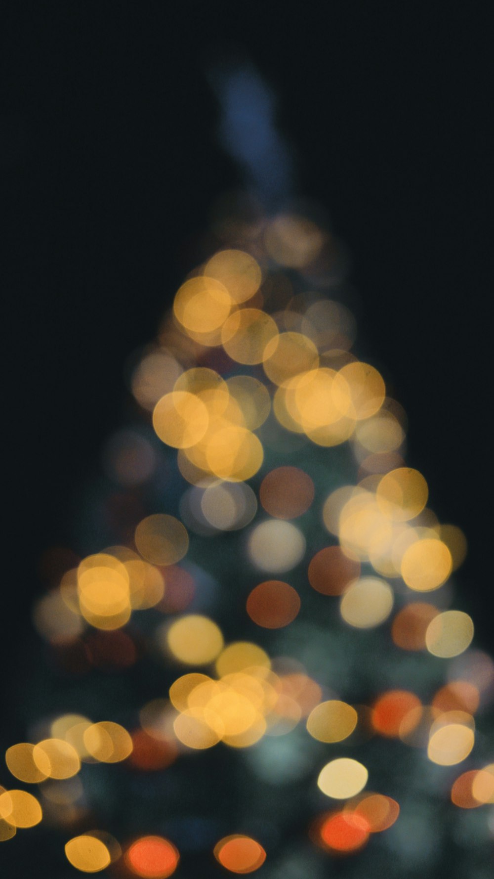 a blurry photo of a lit christmas tree