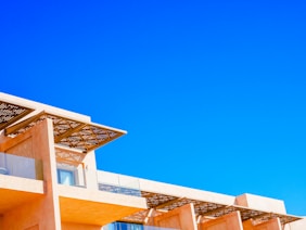 Une maison avec un ciel bleu et des éléments orange