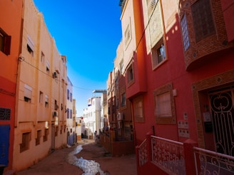 a narrow alleyway between two buildings in a city