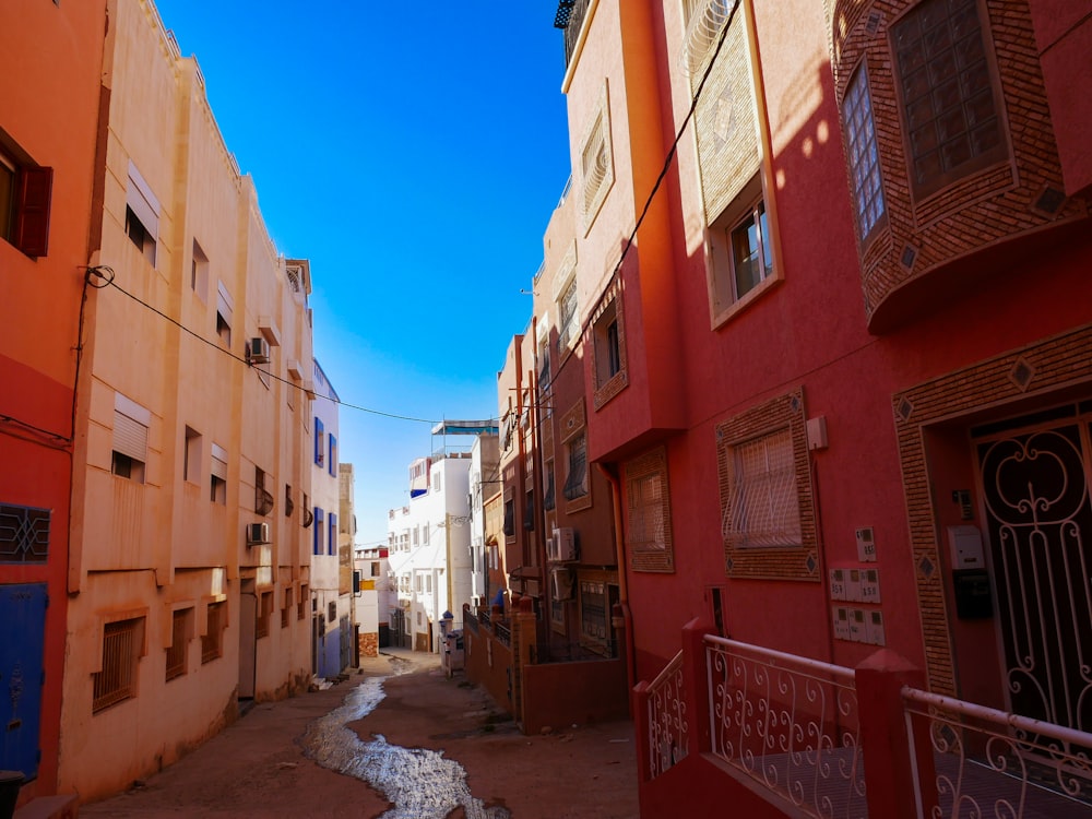 a narrow alleyway between two buildings in a city