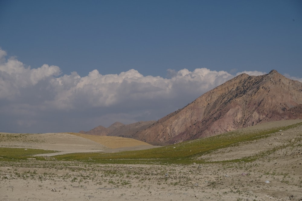 Una vista de una cadena montañosa en el desierto
