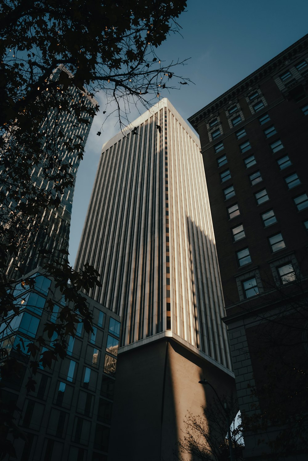 Un edificio alto con un fondo de cielo