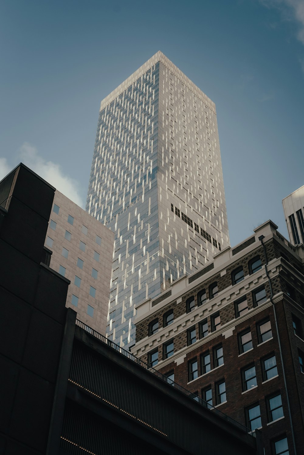 um edifício muito alto elevando-se sobre uma cidade