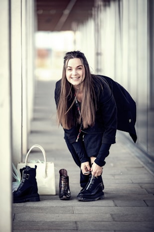 A customer happily trying on a pair of boots inside Emanuel Industria e Comercio.