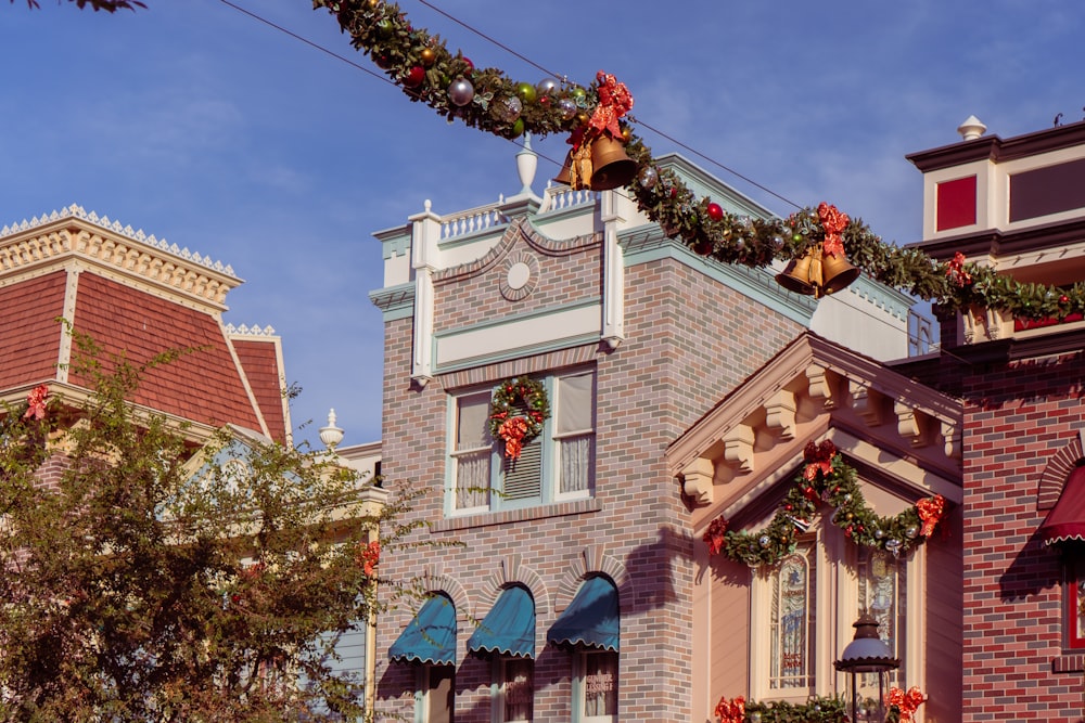 Un edificio de ladrillo con adornos navideños en la parte superior