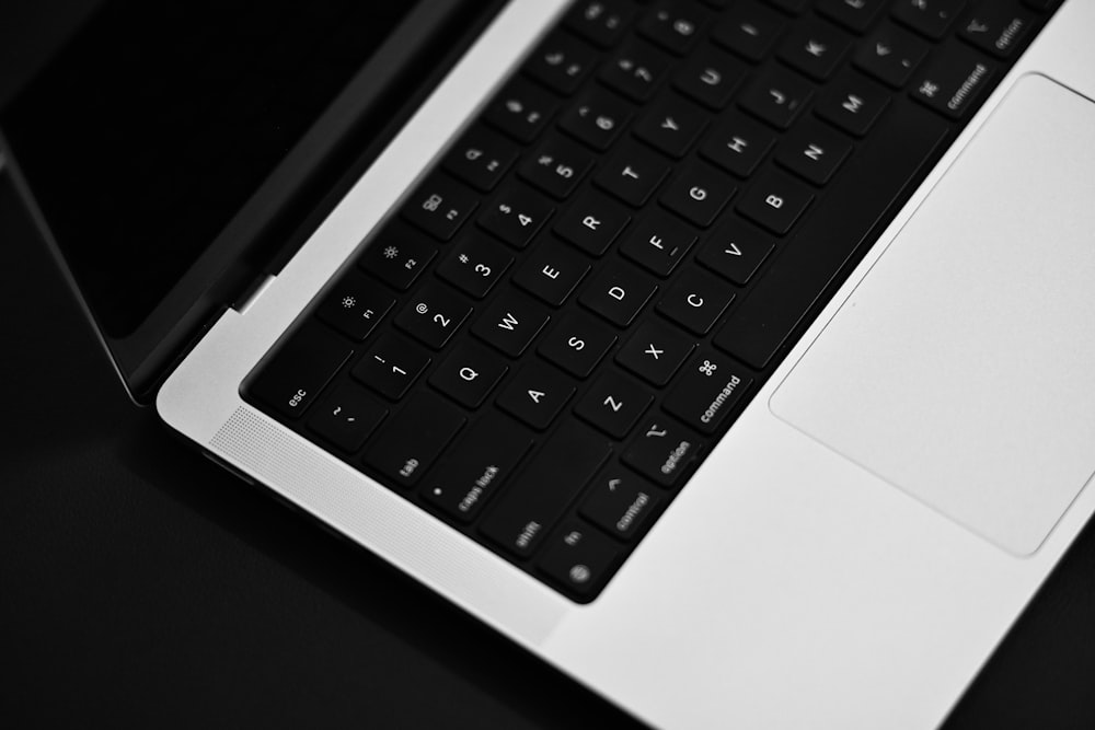 Una foto en blanco y negro del teclado de un portátil