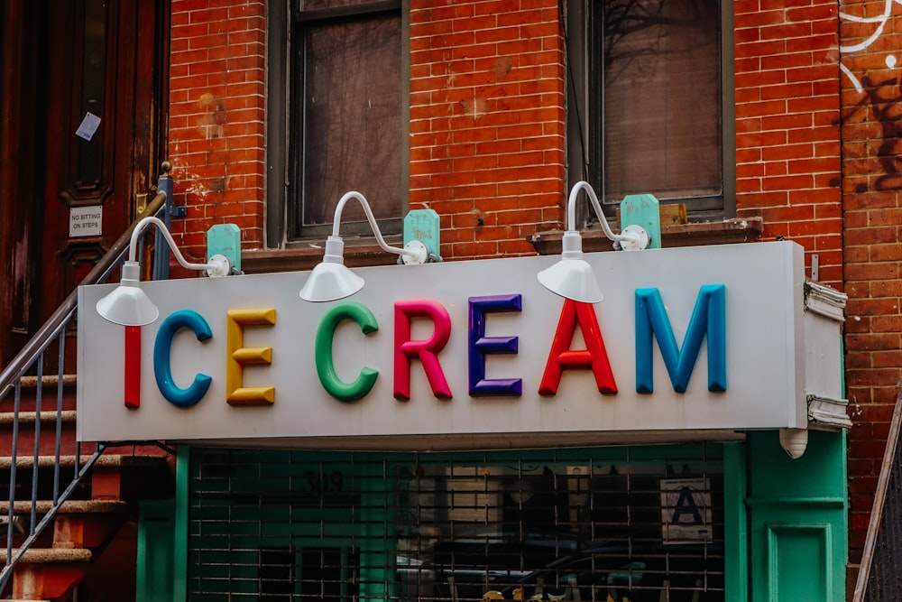 アイスクリームと書かれた看板のある建物