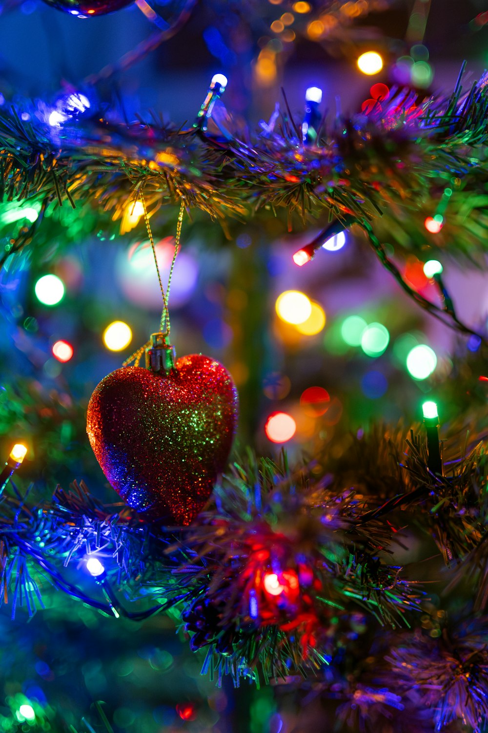 Um close up de uma árvore de Natal com luzes