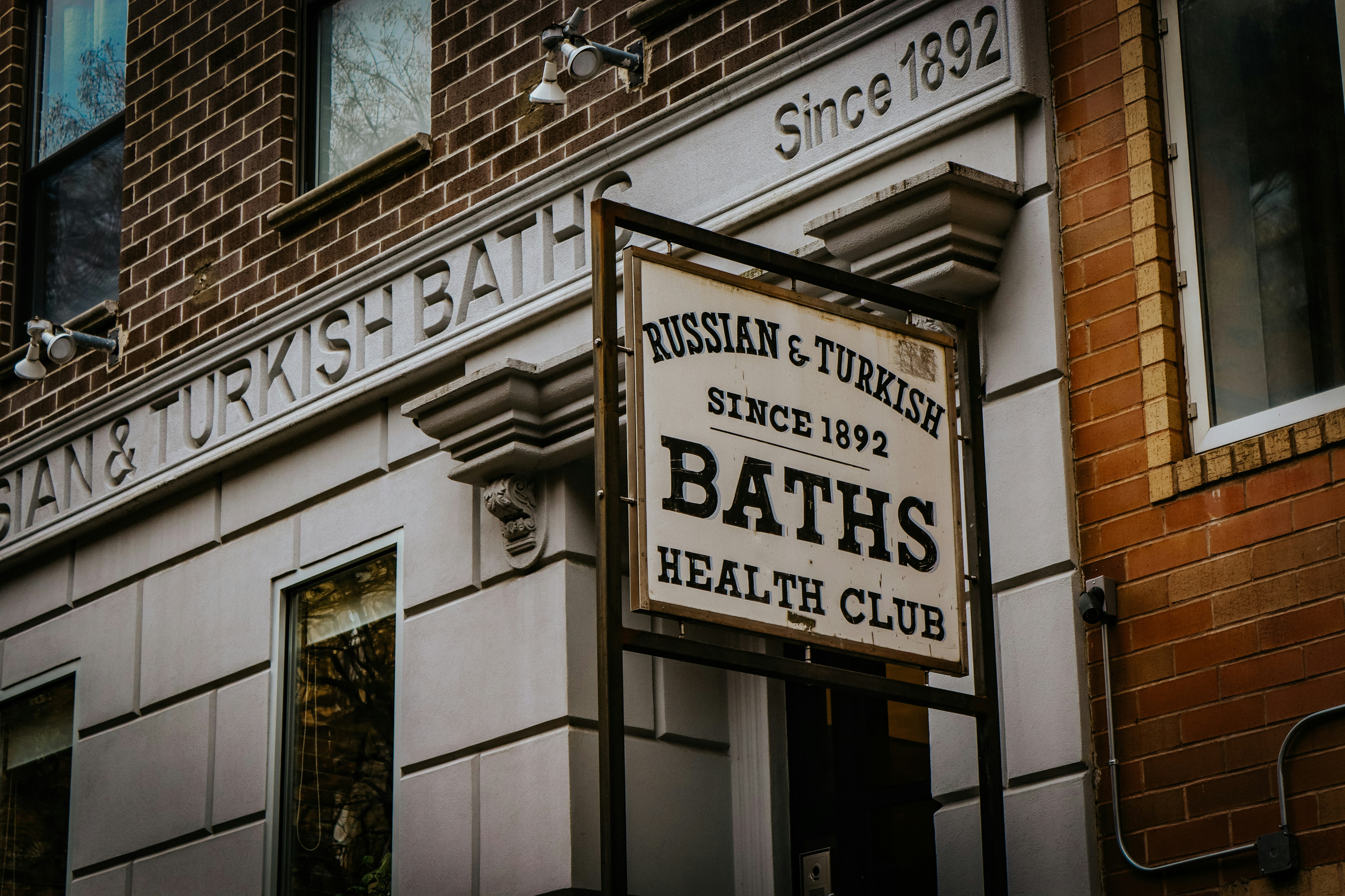 a sign on the side of a building that says bath's health club