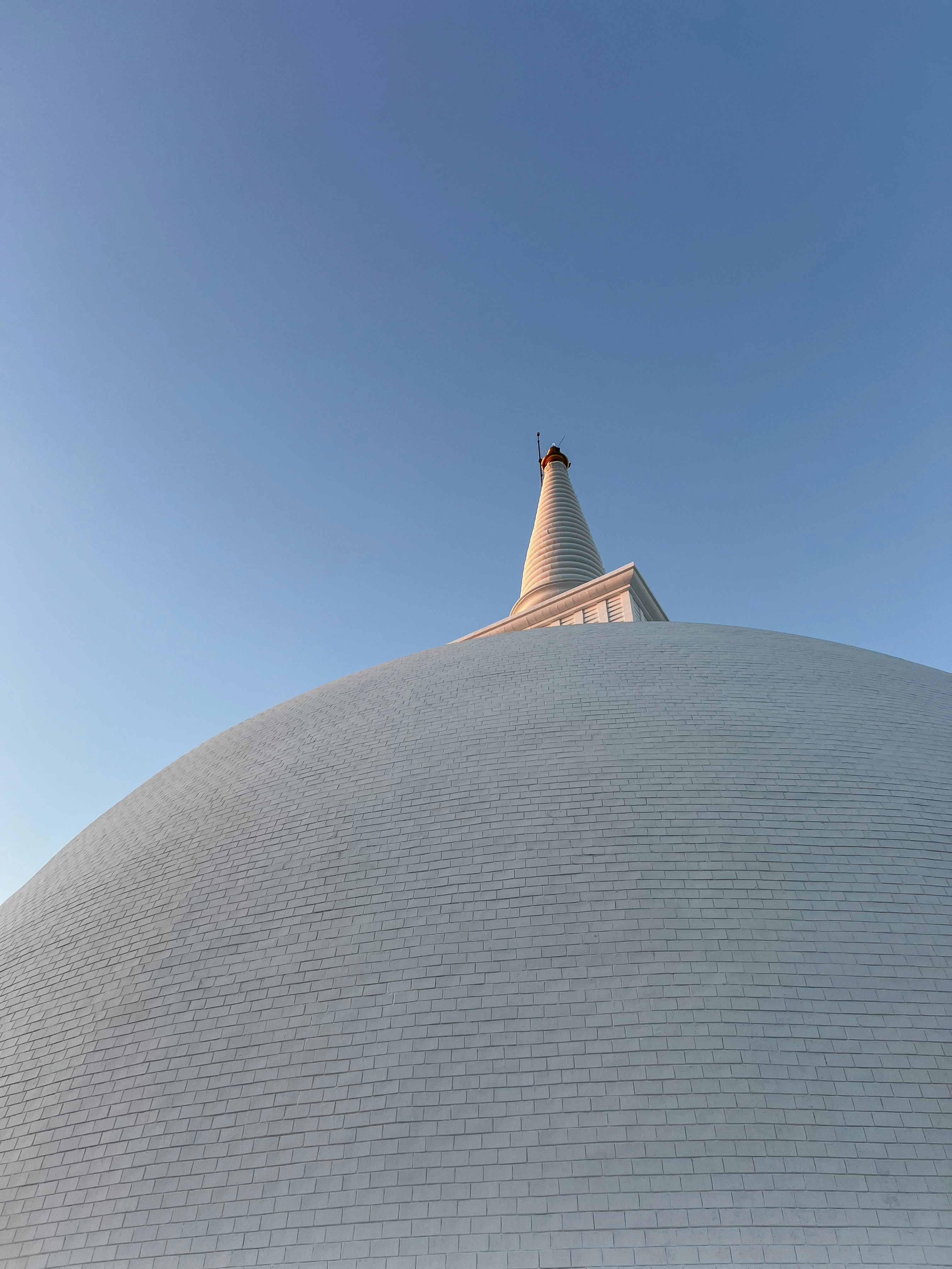 un grand bâtiment blanc au toit pointu