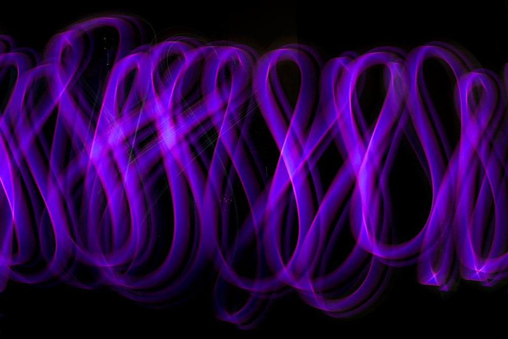 Eine Gruppe von violetten Lichtern im Dunkeln