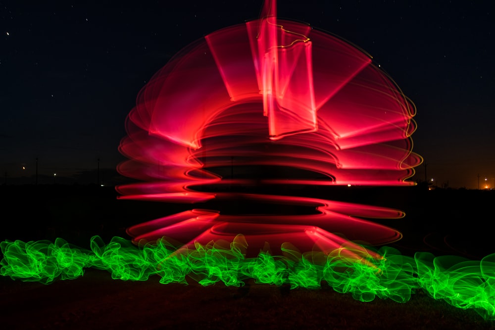 Ein großes Gebäude mit vielen Lichtern darauf