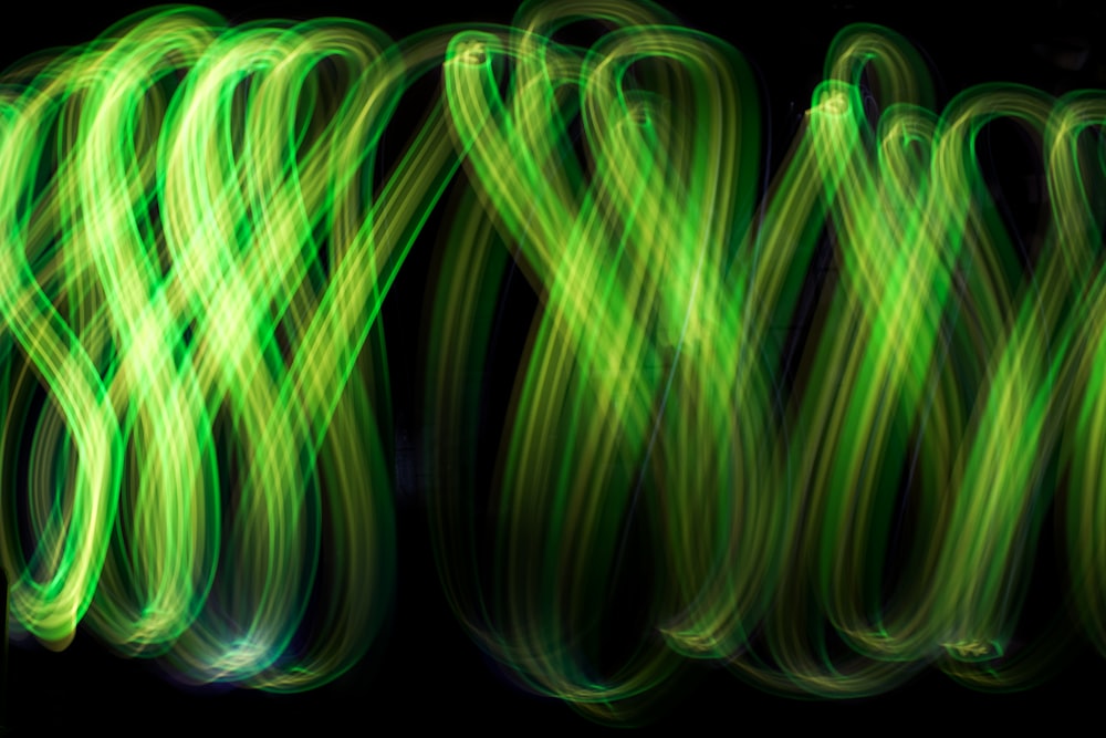una serie de luces verdes sobre un fondo negro