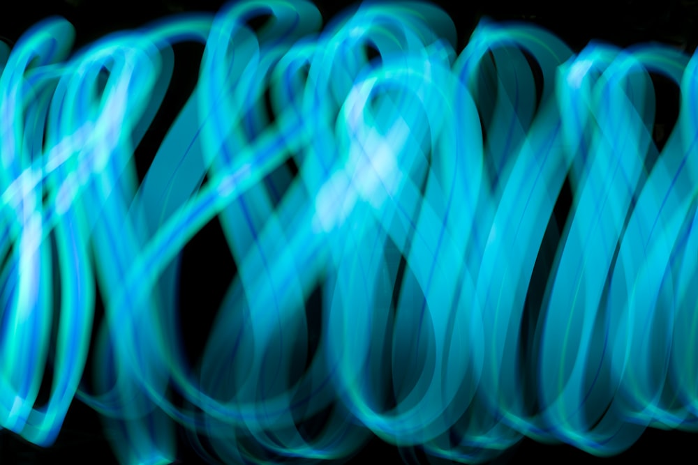 uma foto desfocada de um fundo preto com linhas azuis