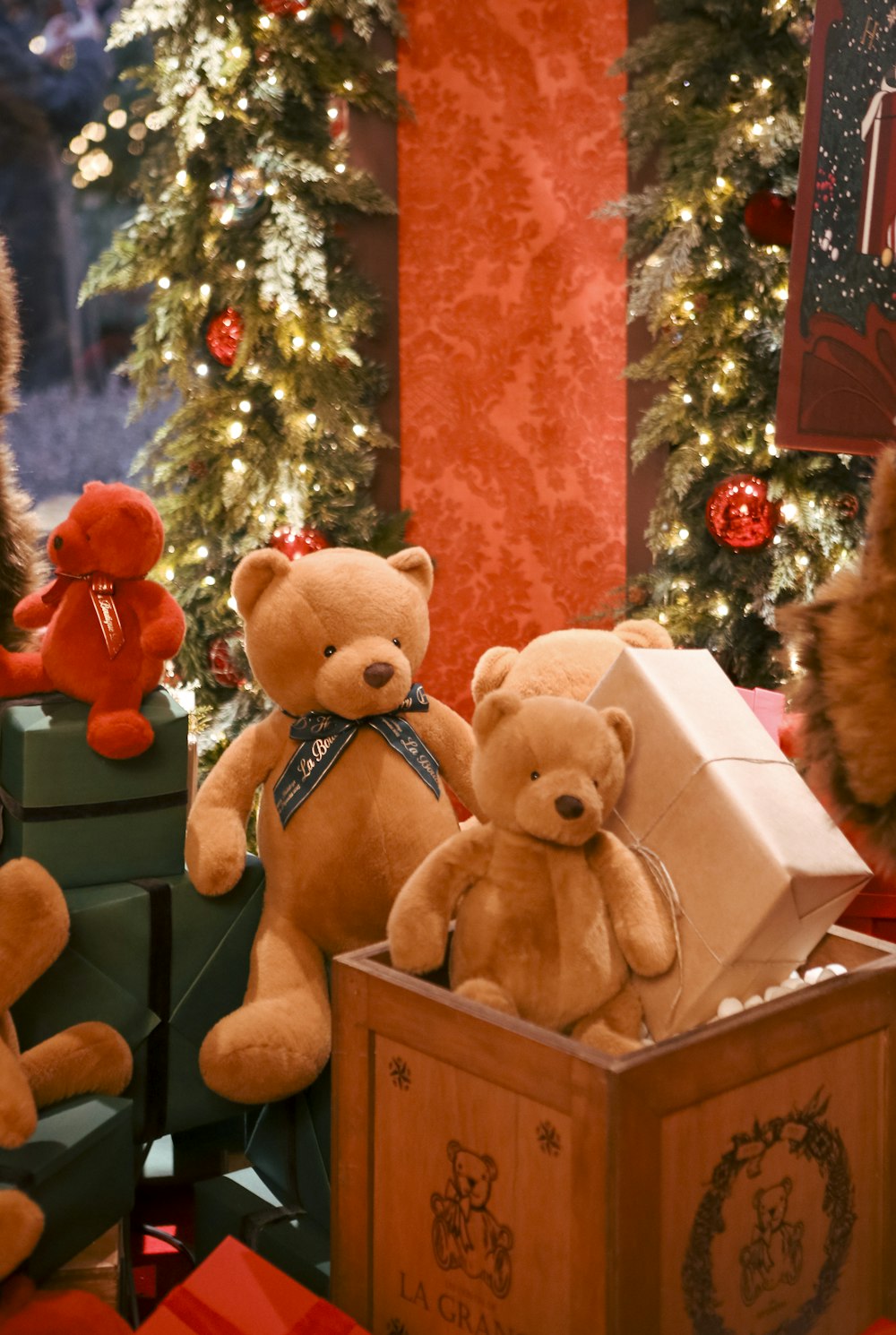 Eine Gruppe Teddybären sitzt neben einem Weihnachtsbaum