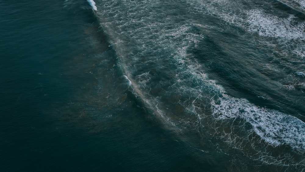 Una veduta aerea di una barca in acqua