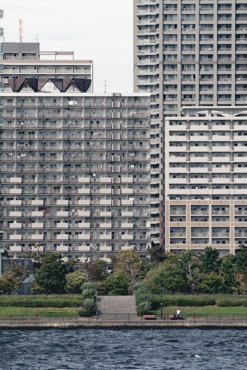 水域の隣にある大きな建物