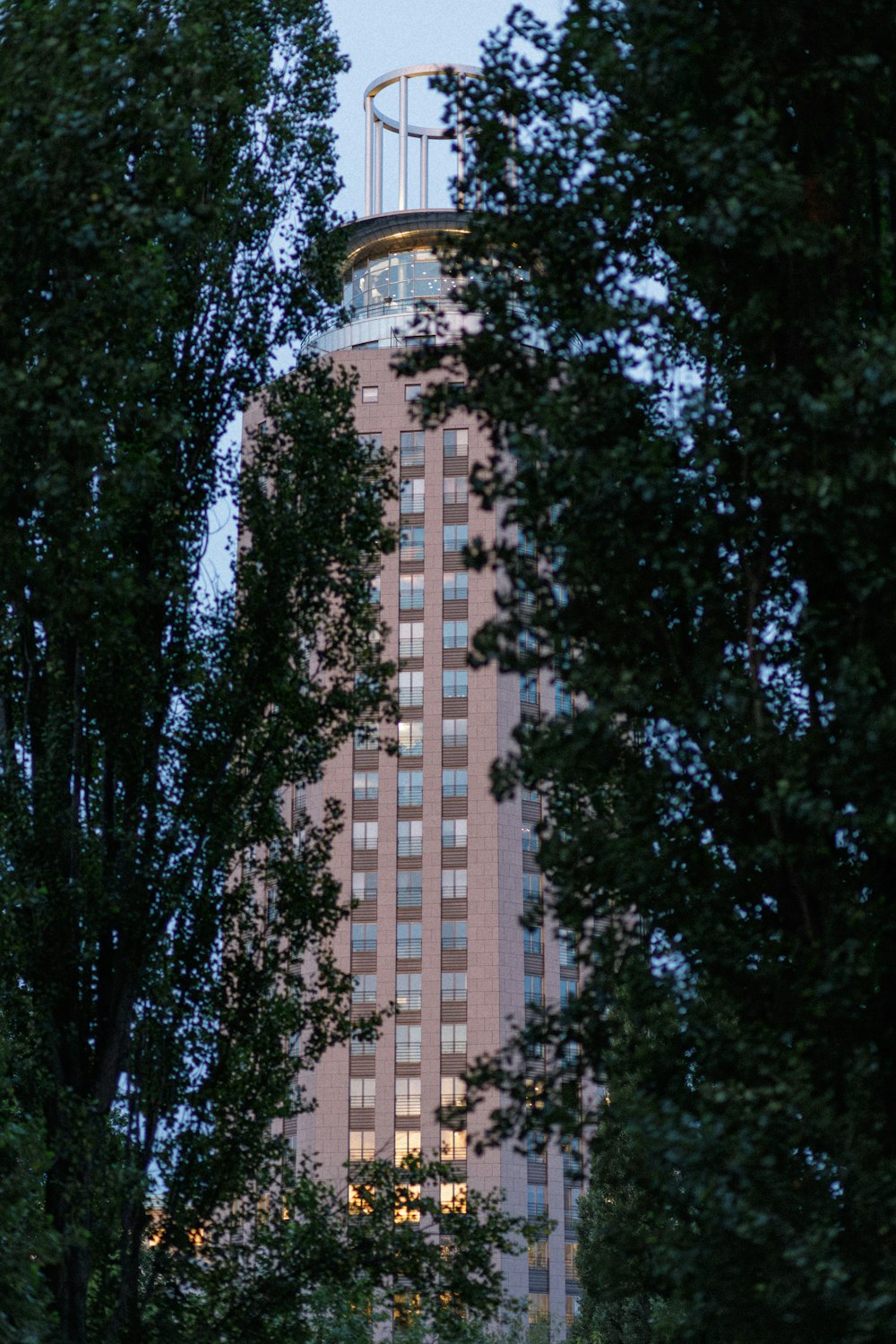 Un grand bâtiment entouré d’arbres au crépuscule