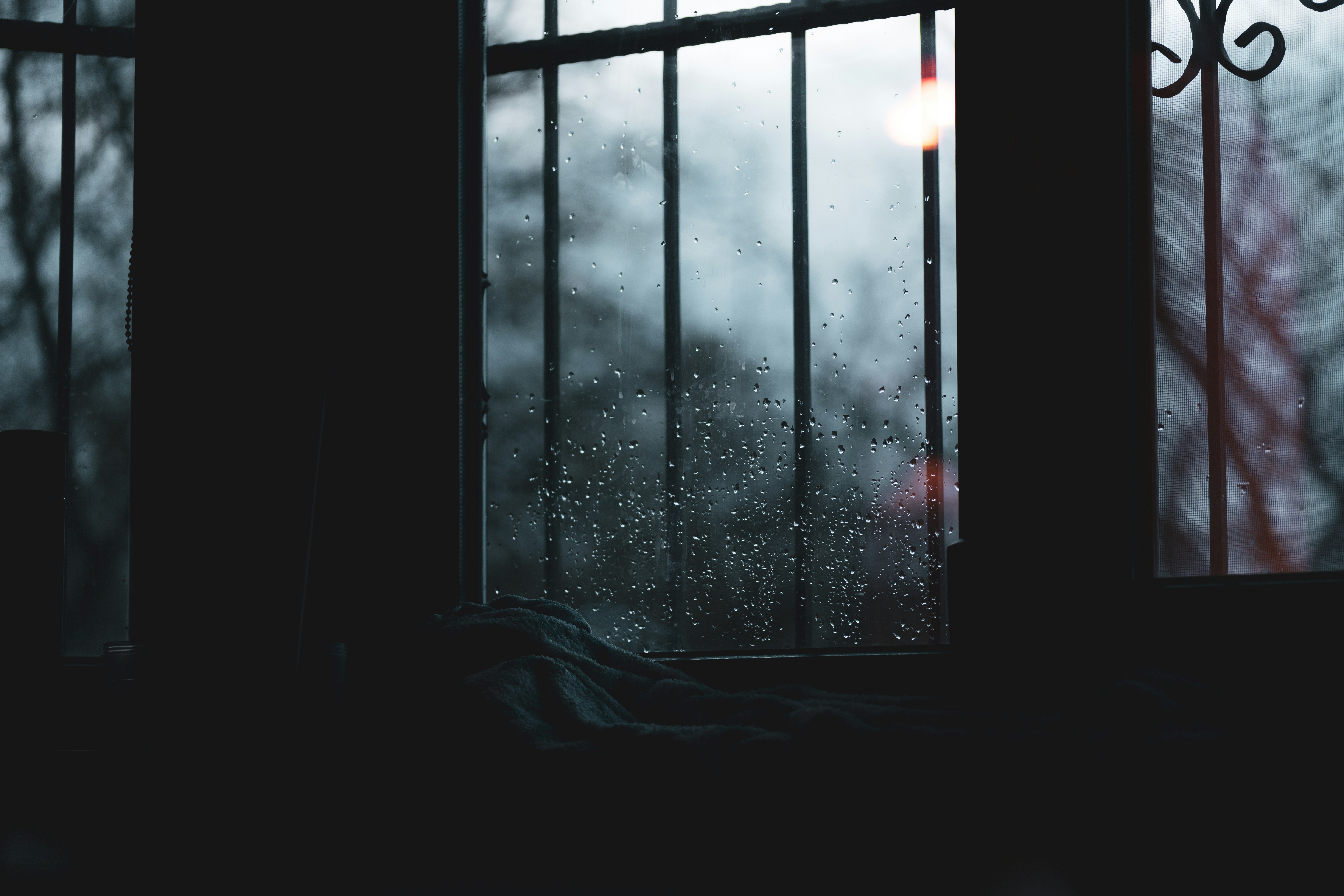 fenêtre pluvieuse donnant sur