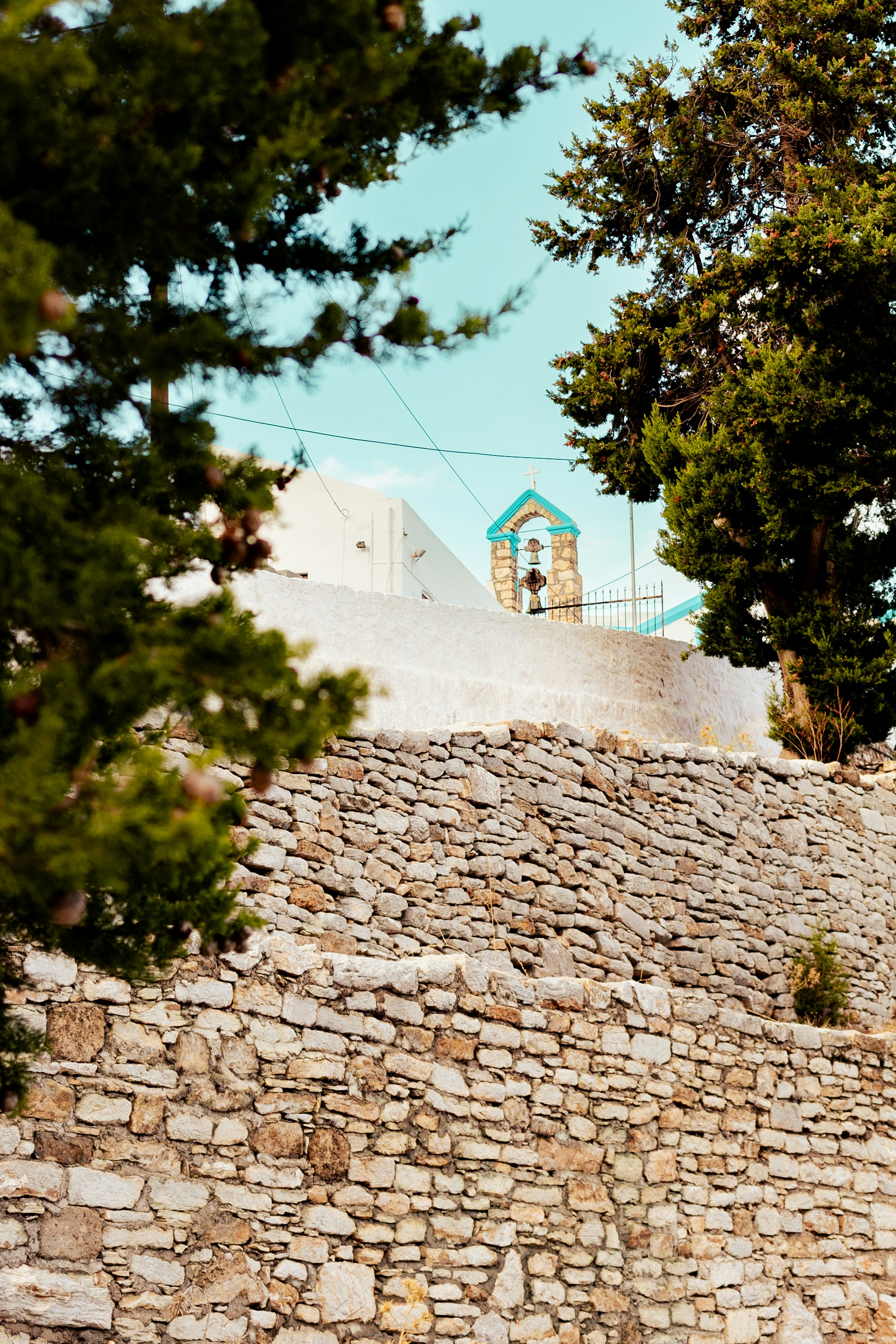 una torre de reloj en lo alto de un muro de piedra