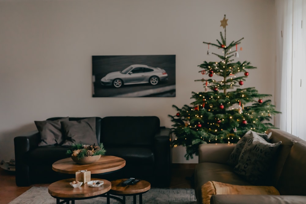 Una sala de estar llena de muebles y un árbol de Navidad
